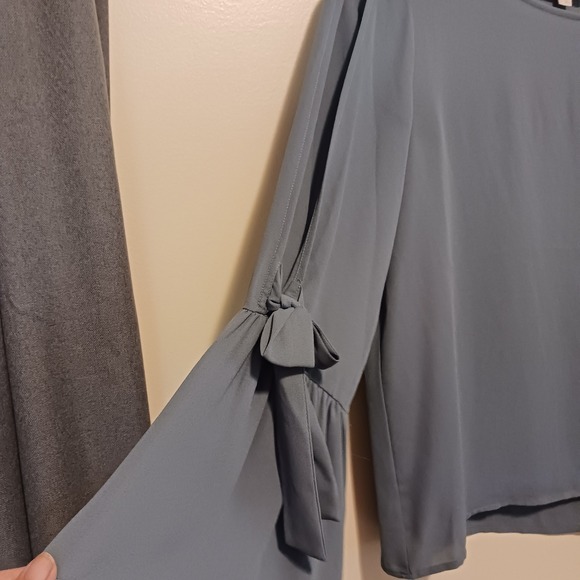 LOFT Outlet Women's Grey Blue‎ Bell Sleeve Tie Detail Blouse Size S - Picture 3 of 5